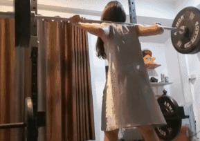 翘臀辣妹只穿睡裙深蹲，这画面直男根本受不了