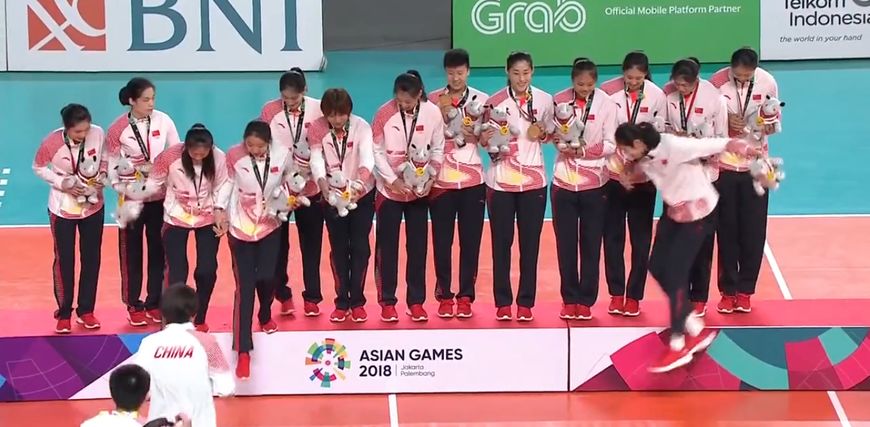 郎平中国女排对战日本队,中国女排输赛郎平当场气成表情包