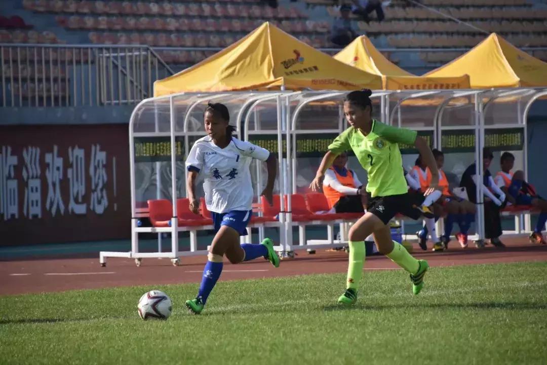 这就是基层女足的现状，两位教练带出一支冠*队军**，最难一关是选材