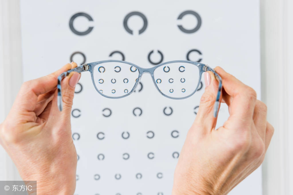 刚配的眼镜度数不一样可以换吗,刚换的眼镜感觉不是很清晰