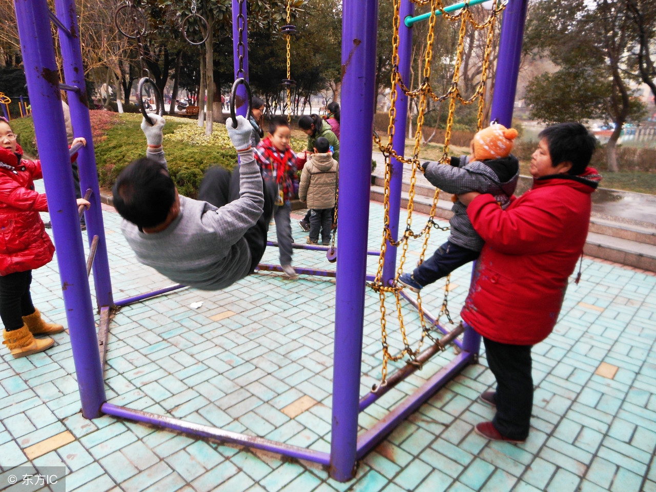 小区健身器材损害案,小区健身器材致人损害谁负责案例