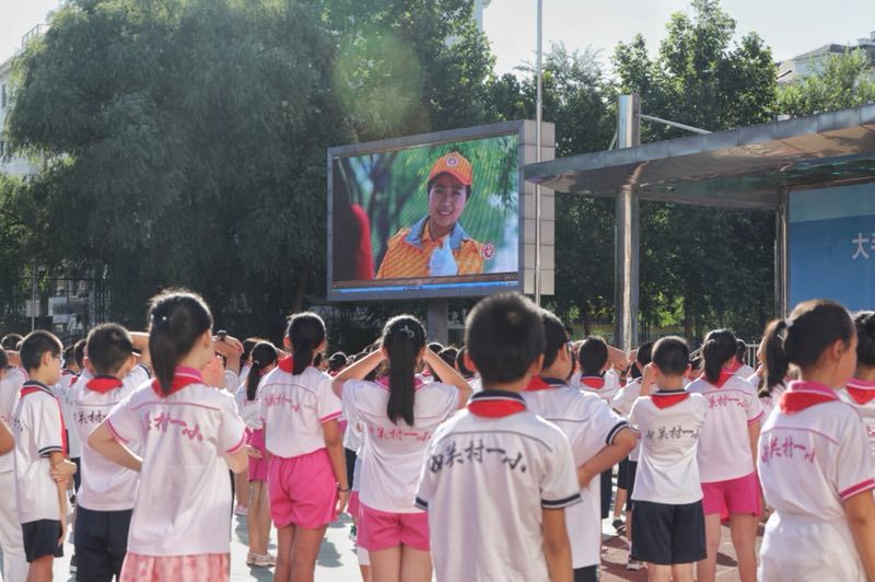 公共文明引导员走进校园为小学生上“开学第一课”