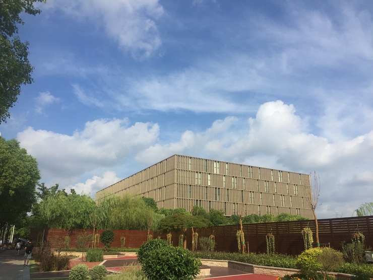 上海浦东图书馆,读一本书看一座城