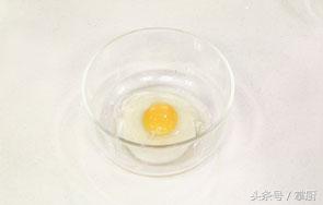 牛奶炖鸡蛋可以加蜂蜜吗,牛奶和鸡蛋可以在一起炖吗