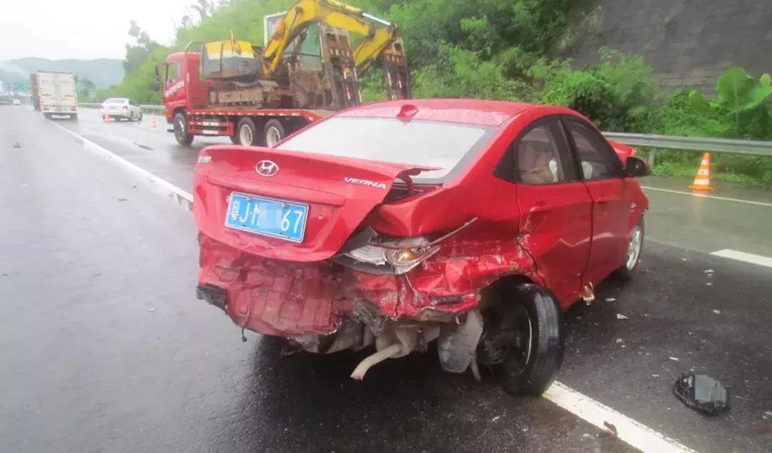 吉利汽车撞上豪车当场撞人,高速逆行吉利被撞翻后续