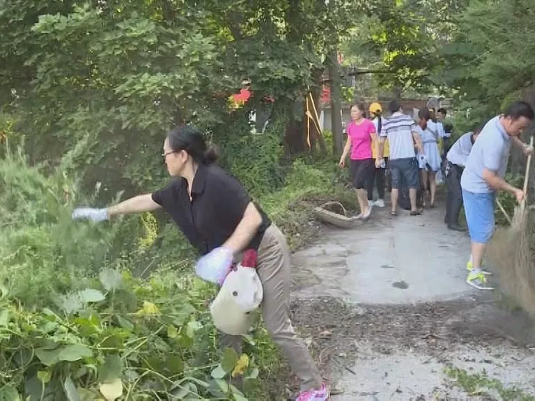 东关镇开展河道垃圾清理工作,乡镇三强化做好河道垃圾清理工作