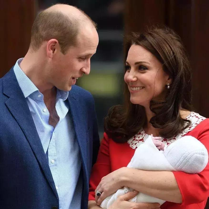 贝嫂和小贝早期采访,贝嫂和小贝相差几岁