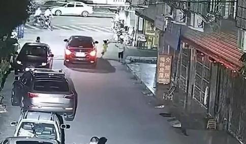 嫌拼车空调不凉女子被司机扔服务区;快递员撞人后蜗居帐篷365天