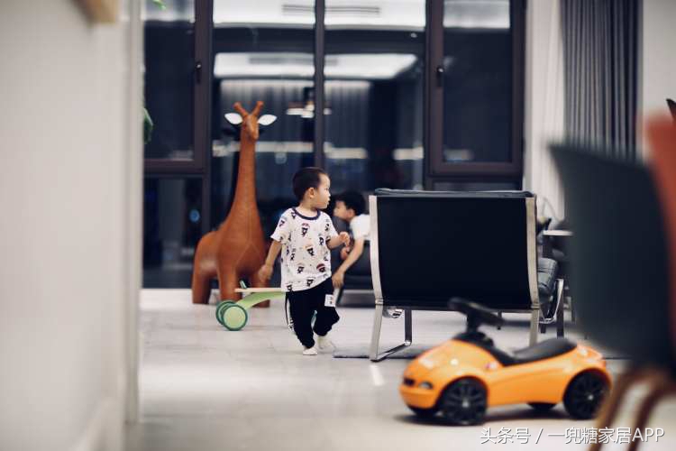 为了2个娃,我183㎡的家,没一个凸出来的柜门把手