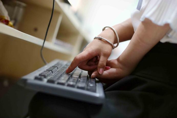 淘宝“特云”客服：对不起回复慢了，因为我只有两个指尖能打字