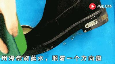 鞋子不用刷就能干净的方法,鞋子里倒东西