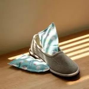 鞋穿久了脚臭怎么解决,洗完鞋后鞋子有臭味怎么永久去除