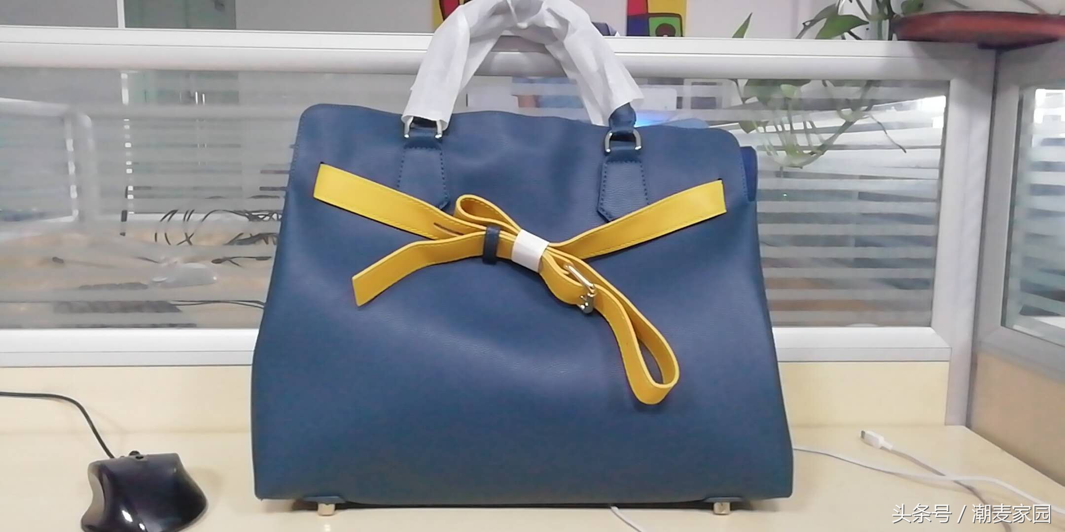 「手感超好」实拍美女刚刚到手的香港zornna包包开箱