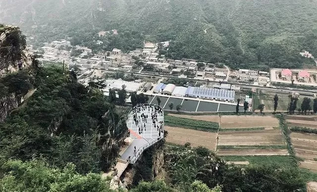 张家界天门山玻璃栈道玻璃受损,张家界天门山玻璃栈道哪个最刺激