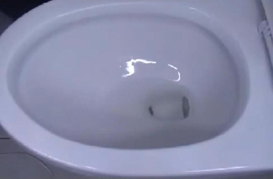 马桶被薄薄的塑料堵了,只能在马桶上面挂毛巾怎么办