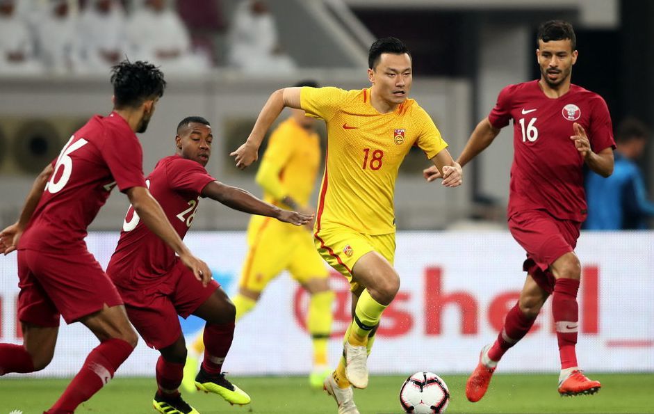 球迷熬夜看球不值!国足仅2脚射门,3前锋在中超进30球却颗粒无收