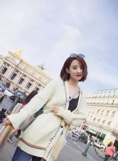 毛衣小香风外套怎么搭配最好看,杏色毛衣过膝长裙搭配什么外套