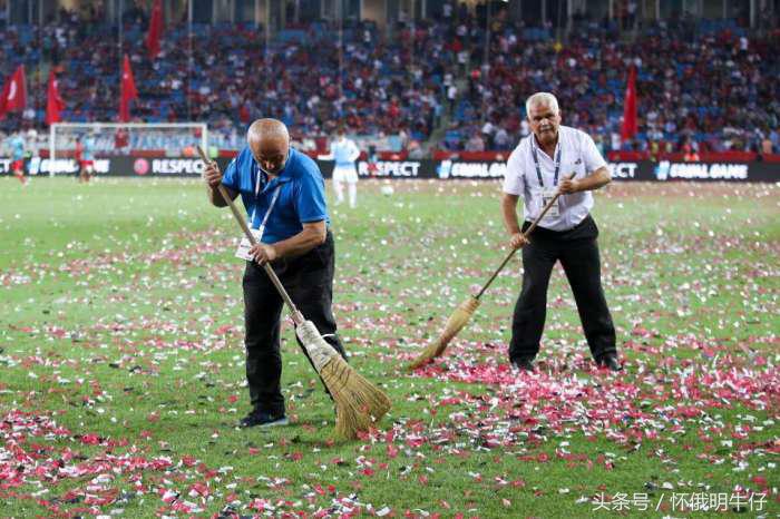 老式扫帚紧急打扫球场？欧国联土耳其俄罗斯“红毯”上踢球！