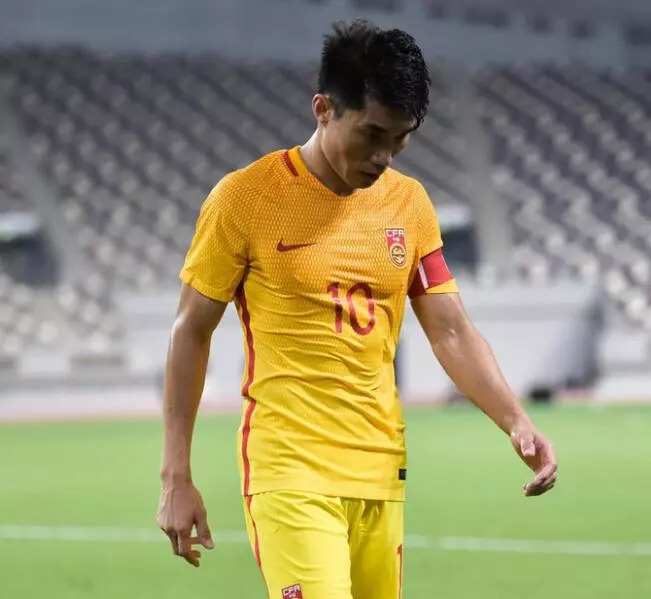 国足连续两次出现致命失误,国足上演63秒窒息操作16次回传gif