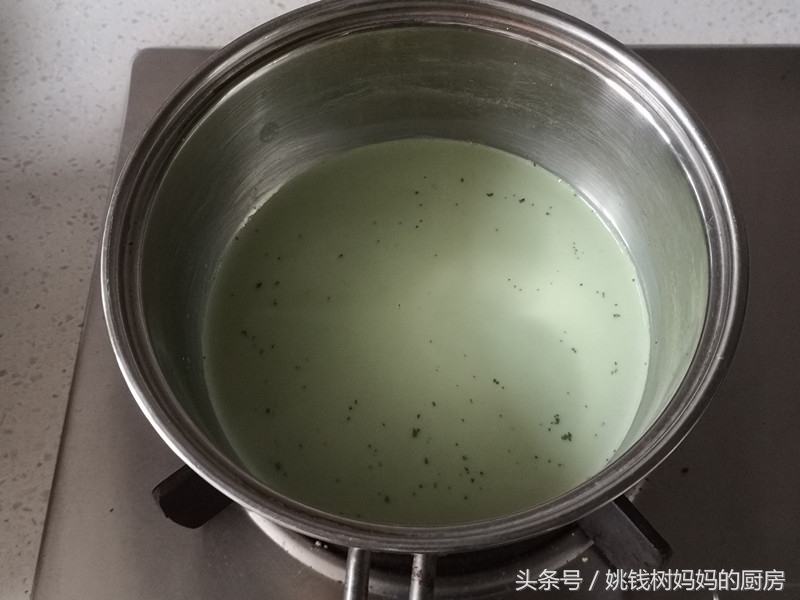 这款甜品不用烤箱、不用平底锅，做法特简单，烘焙新手也毫无压力