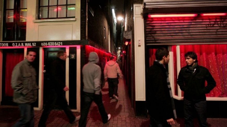 *灯区红**，就是她们的“格斗场”