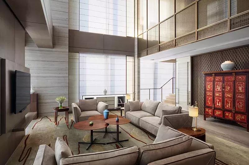 王子饭店曾经的女老板，在北郊盖了栋楼，里面放了1600件瓷器