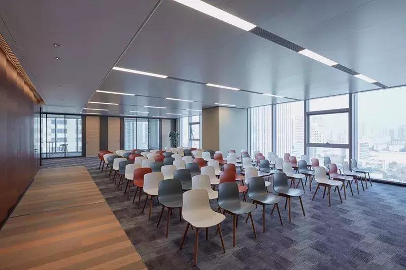 王子饭店曾经的女老板，在北郊盖了栋楼，里面放了1600件瓷器