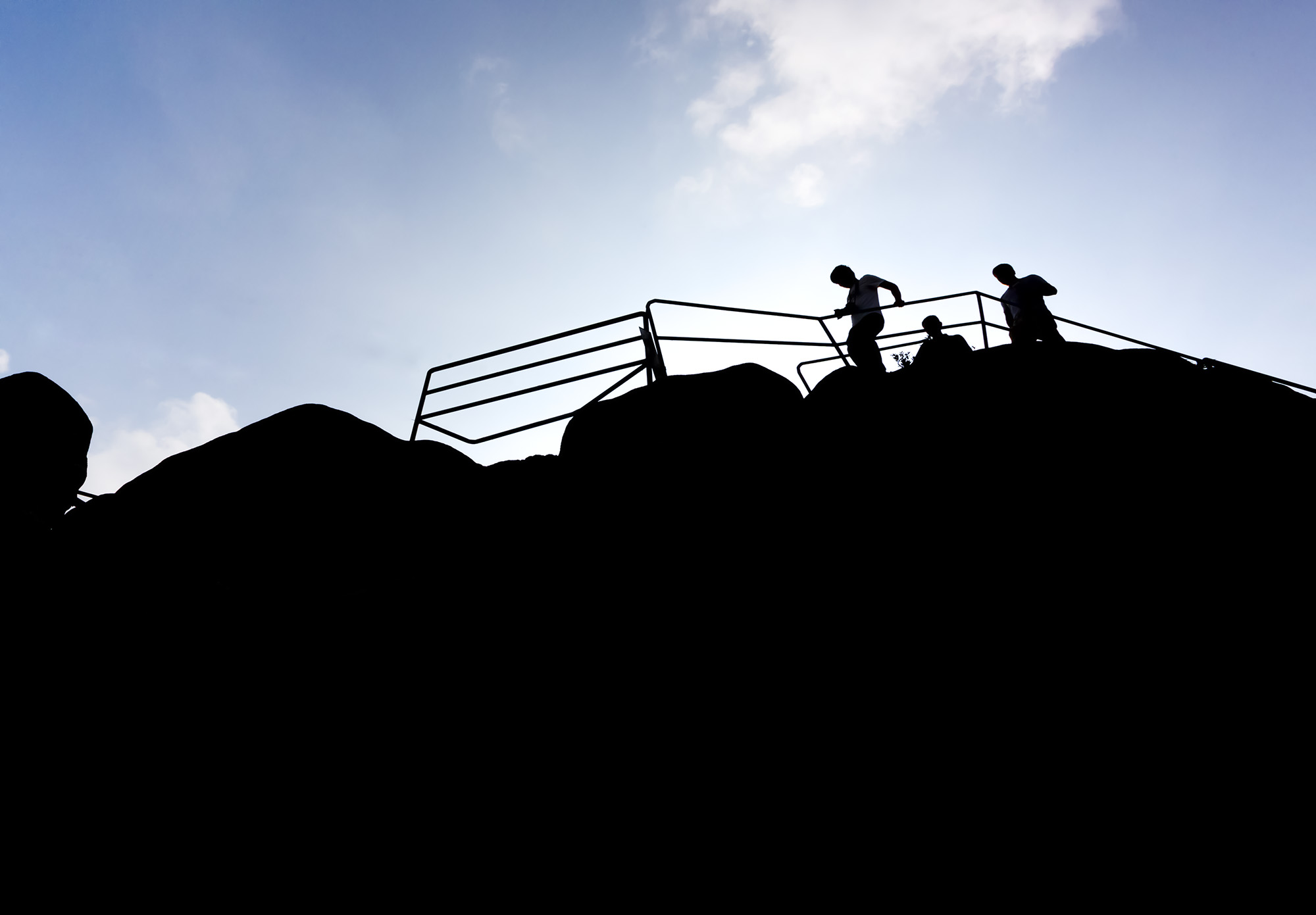 太有趣，一座山竟像一头卯足劲的牛
