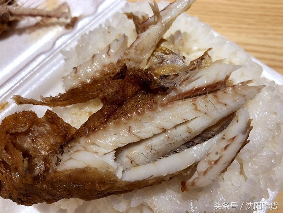 从这里打包4盒炒菜，回家路上，我没忍住偷吃了好几口！