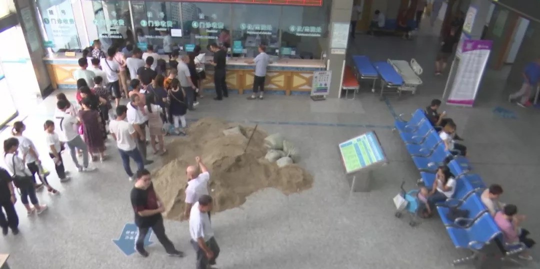 无锡一民营医院大厅被堆黄沙大门被封住权属纠纷引发矛盾