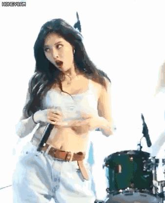 这就是爱！性感女神为小男友痴狂惨被炒鱿鱼，终于可以秀个够了？