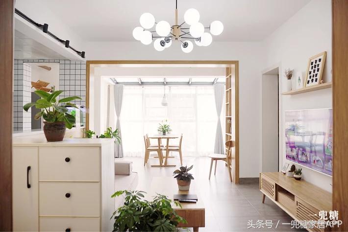 年轻人,谁不是一边感叹房子小,一边在小房子里拼命折腾?