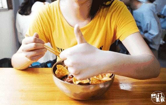 中南大学侧门小巷子口这家螺蛳粉店，不起眼却一火5年