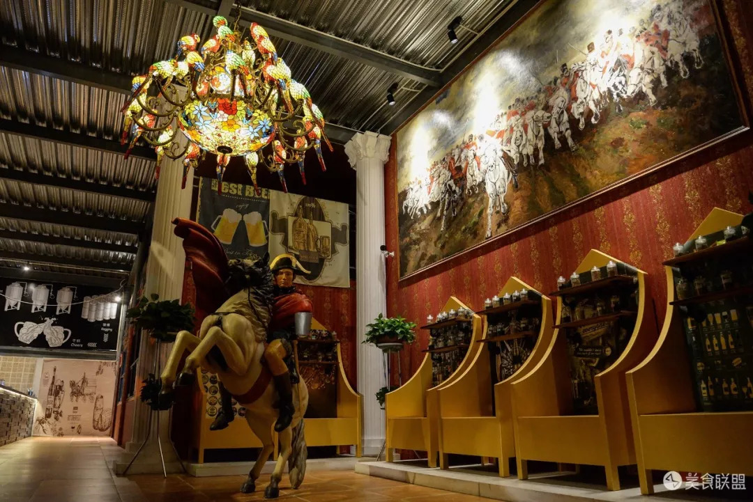 每天都有大量肉食动物到昆明废旧工厂，狂啃50CM高的火焰战斧牛排