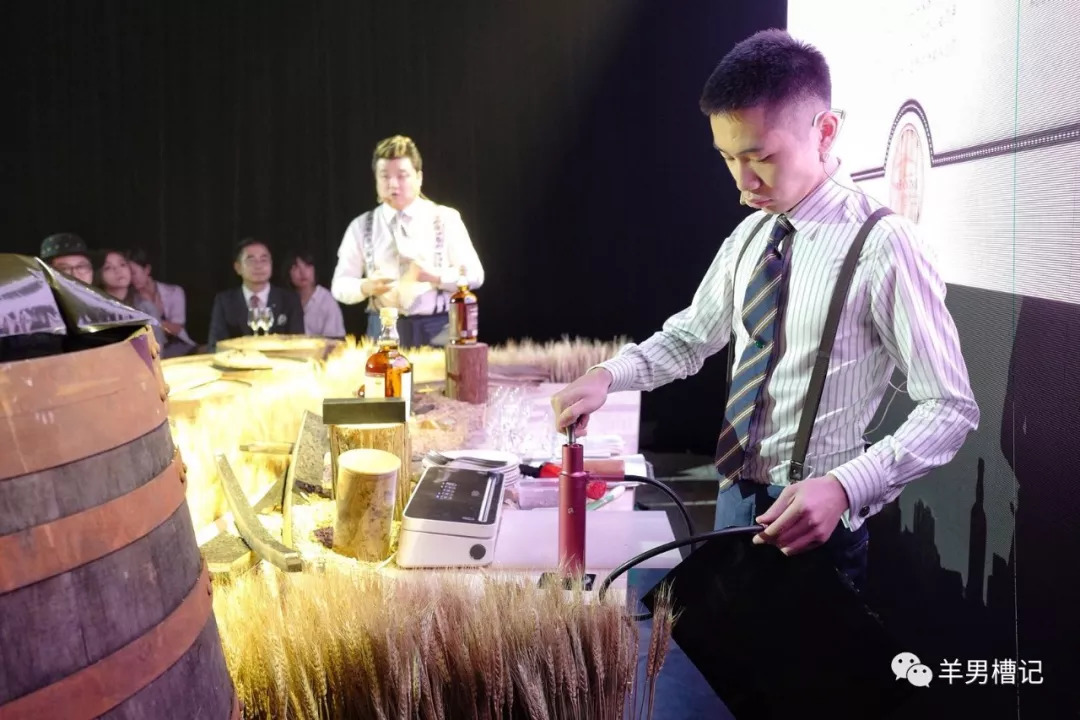 他在今年教师节宣布退休计划并着力挚手相传下一代