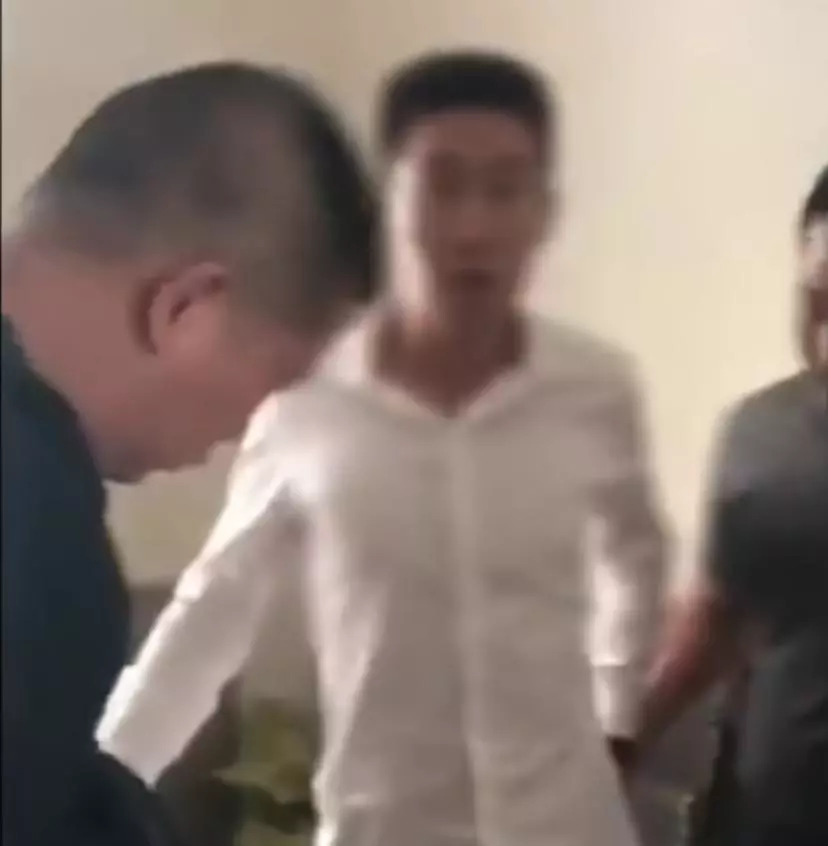 男子疯狂网购18年从不拆包裹,男子花8800元网购