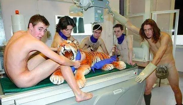 学霸为爱全果出镜？一年一度的剑桥火辣写真又来了！