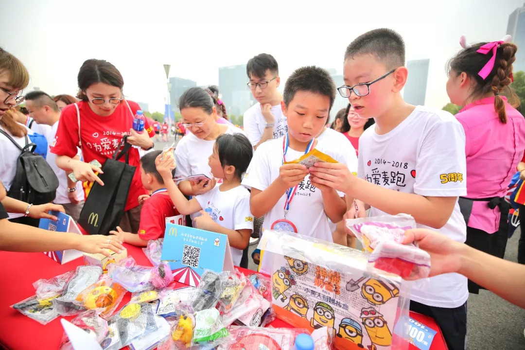 上海逾千组家庭“为爱麦跑”,麦当劳为爱麦跑呼和浩特