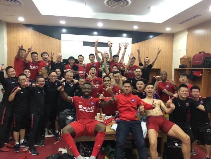 广东外援在场边吃雪糕,中超外援吃东西视频