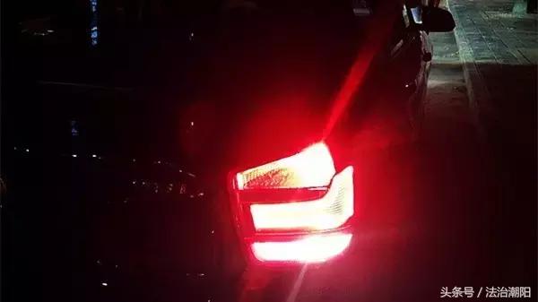 夜晚倒车旁边是黑车看不清,晚上倒车影像黑乎乎看不见怎么办