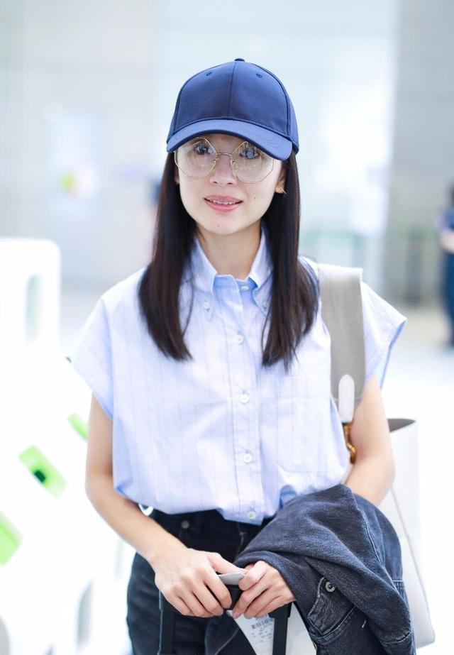 40岁董洁素颜出街面色憔悴,董洁素颜现身机场穿的咖色上衣