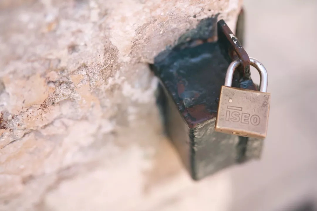 旅行箱卡扣锁跟拉链哪个更轻便,旅行箱航空锁怎么用