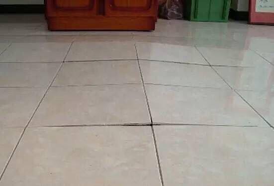 瓷砖空鼓砸掉重新贴还会空鼓吗,刚贴完的瓷砖空鼓最佳补救方法