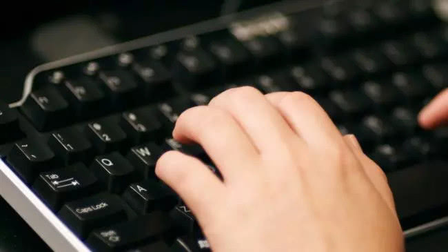 键盘打字字母顺序错误,电脑键盘按键打字字母自动变顺序