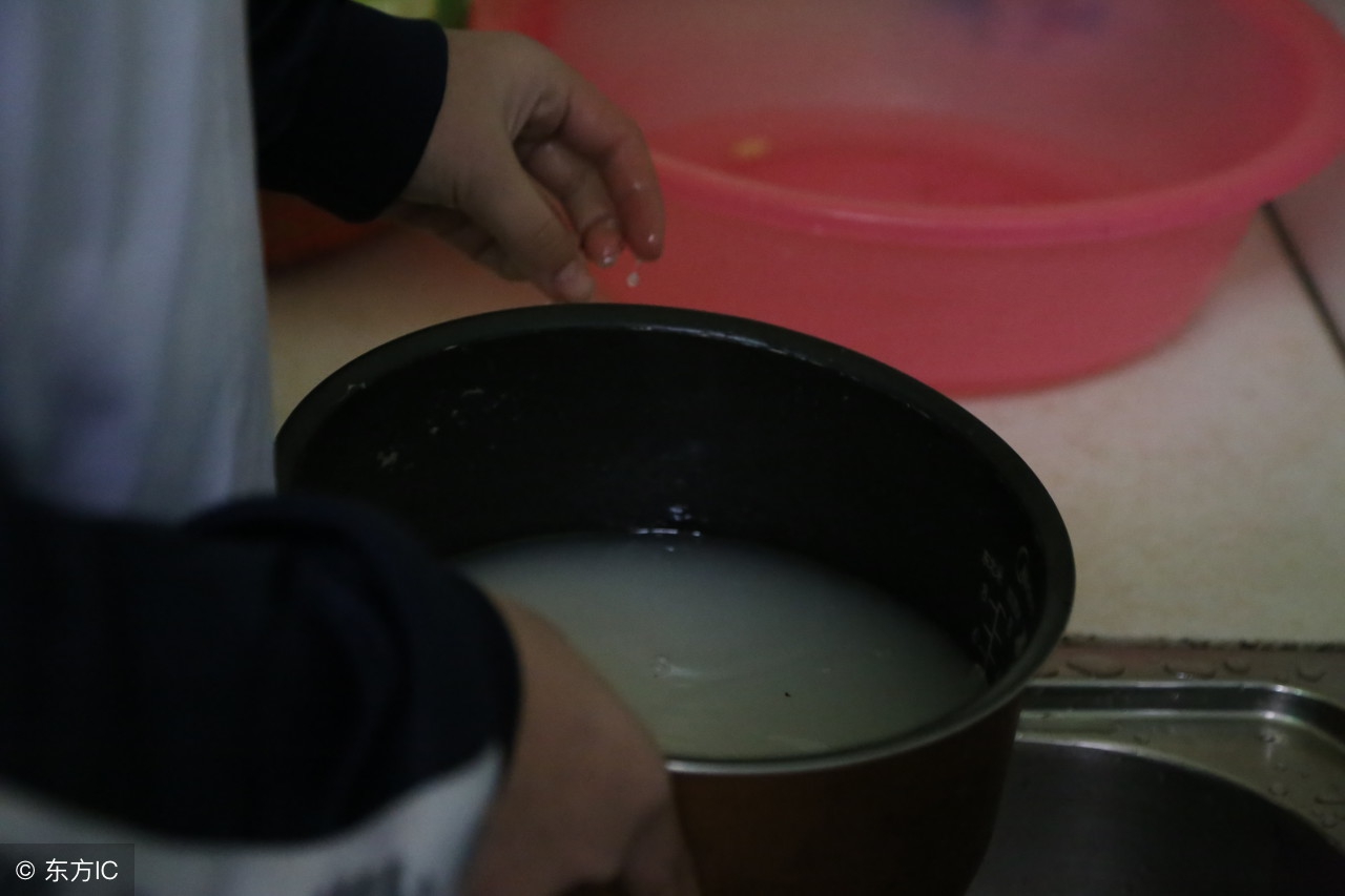 床单有药渍发黄咋办,床单染上血渍清洗妙招