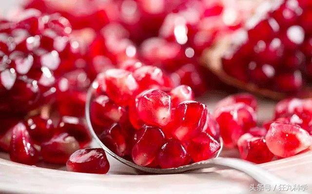 这是一个懂事的石榴，已经学会自己吐籽了