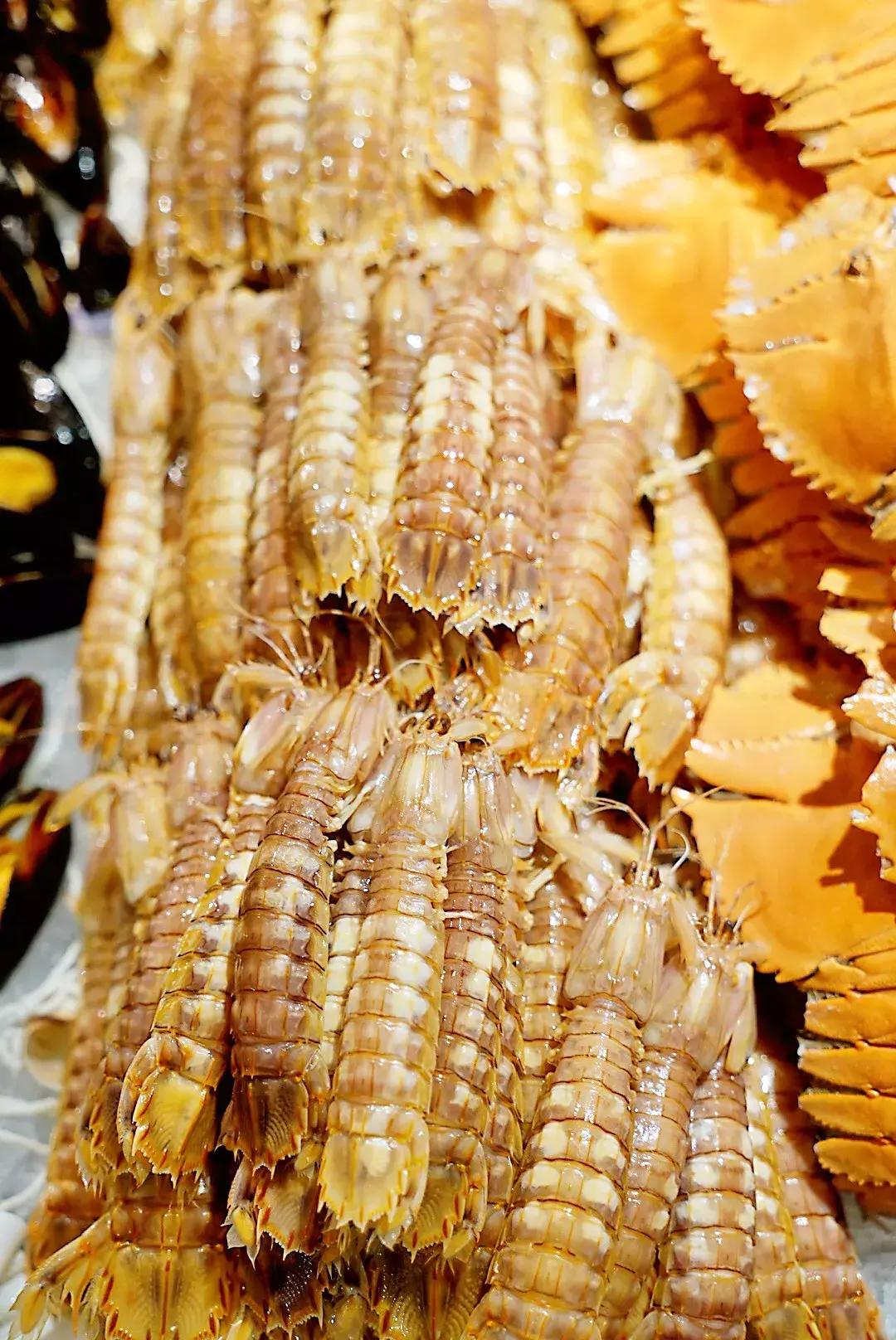 蟹黄味蟹香馥郁入口松脆,蟹黄的肥美鲜香