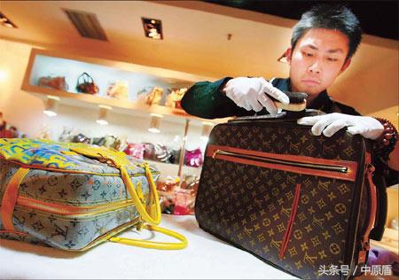 如何分辨假真lv,如何鉴定手上的奢侈品真假