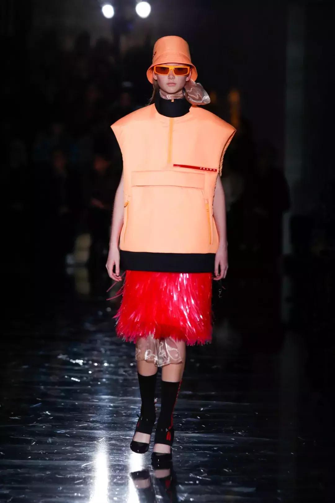 谁说只有优雅女人能穿Prada？现在它早被年轻人抢疯了