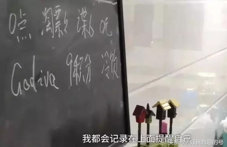 男子靠“捡便宜”省下全家80%生活费！打折卡贴满一面墙……